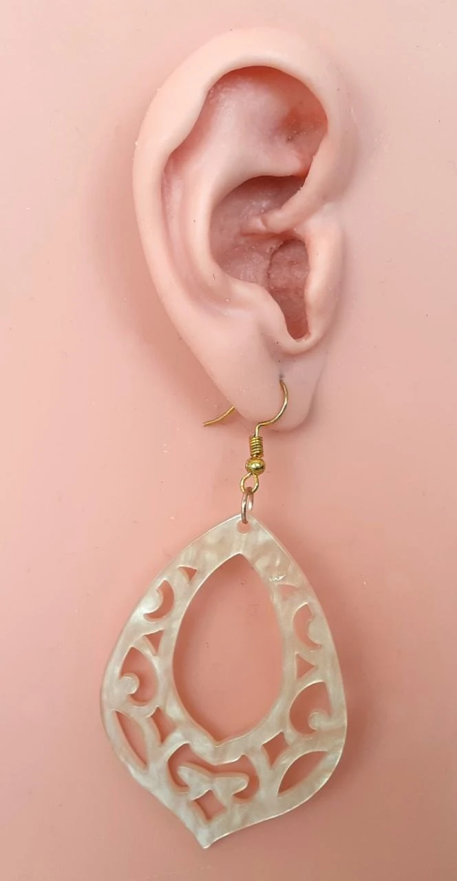 pendientes colgantes barrocos beige de resina – photo 4